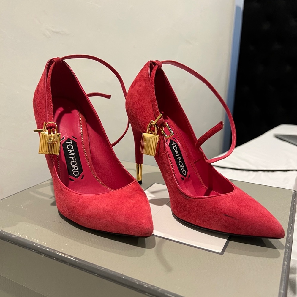 Fuchsia Tomford heels!